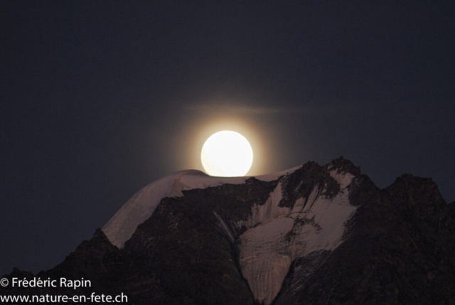 La lune se lève derrière le Grand Combin
